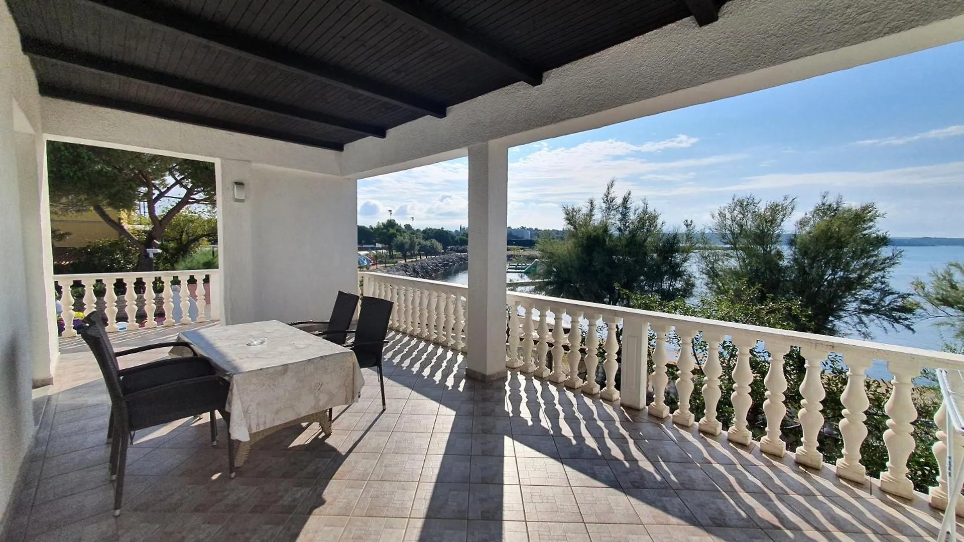 Laurus Nr3 In Front Of The Beach Novigrad Istria Chorvatsko