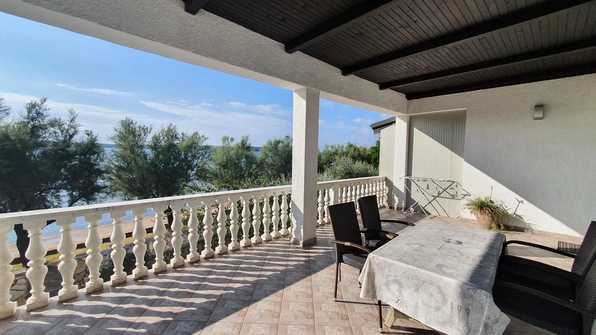 Laurus Nr3 In Front Of The Beach Novigrad Istria